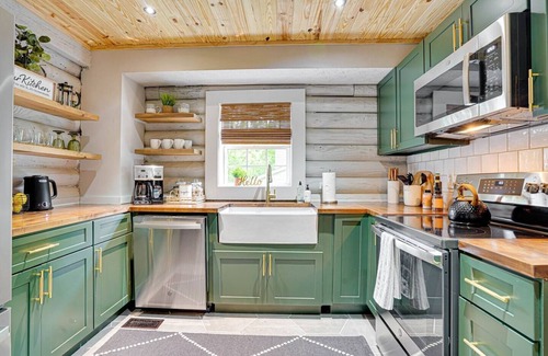 Duluth Cabin | The Alpine- LuxeCabin w king/HotTub/gameRM/FirePit