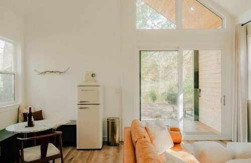 New Plymouth Apartment | The Alpine | Luxury Design + Hot Tub | Fire Pit | Romantic