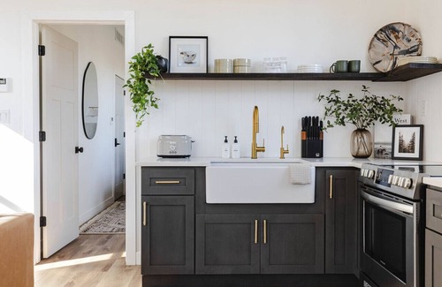 New Plymouth Apartment | The Alpine | Luxury Design + Hot Tub | Fire Pit | Romantic