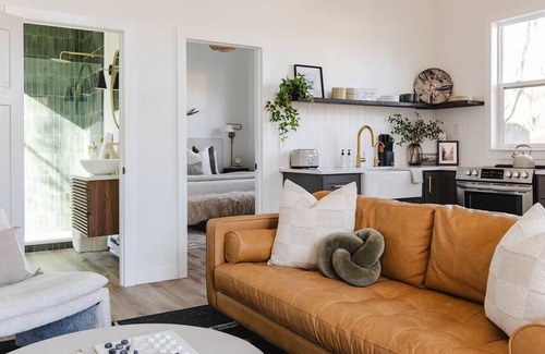 New Plymouth Apartment | The Alpine | Luxury Design + Hot Tub | Fire Pit | Romantic