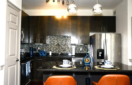 Houston Apartment | The Amari Luxury Mid-Rise w/Pool, Gym, & Theater