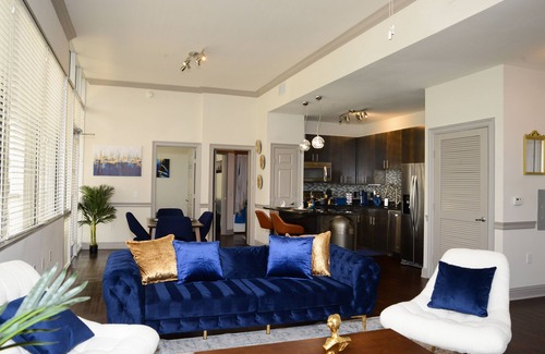 Houston Apartment | The Amari Luxury Mid-Rise w/Pool, Gym, & Theater