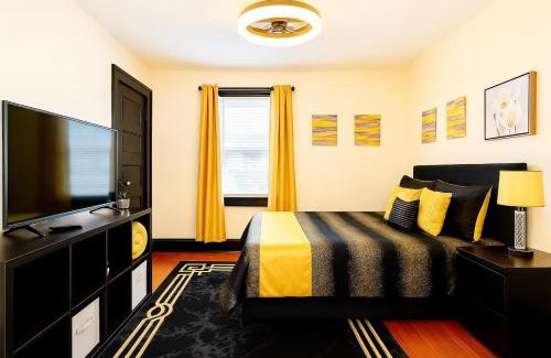 Cleveland House | The Amber Retreat Private Rooms with Shared Kitchen, Living Room And Bathroom Free Street Parking Near Downtown