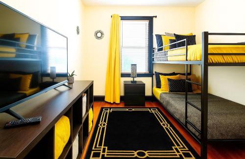 Cleveland House | The Amber Retreat Private Rooms with Shared Kitchen, Living Room And Bathroom Free Street Parking Near Downtown