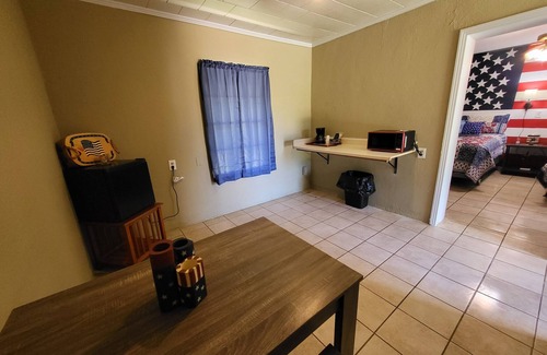 Buchanan Dam Cabin | The Americana Suite
