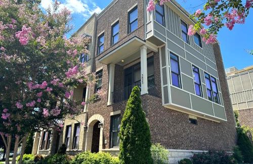 Nashville House | The AmpHouse I Private Rooftop & Hot Tub I 4 mi to Broadway