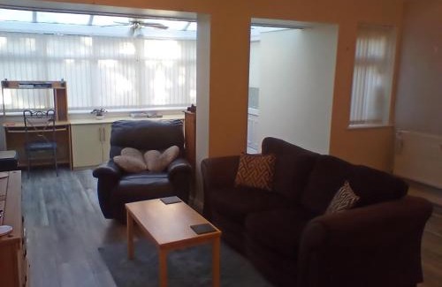 Haversham Apartment | The Annex - Guest Gardens