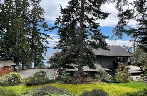 Juan de Fuca Electoral Area House | The Applebnb Garden Suite with Private Patio