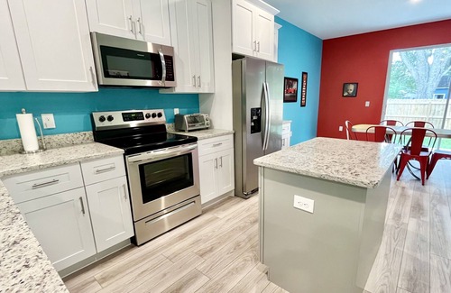 Sanford House | The Arcade House: private arcade, fully-fenced backyard, close to downtown