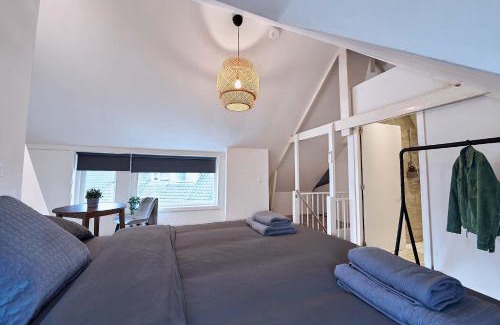 Stratum House | The Art Gallery - Jean-Michel's Place - By T&S