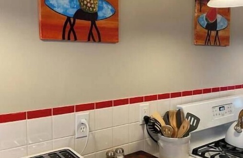 Old North End Apartment | The ART House. Chic, cheerful, Burlington home.nn