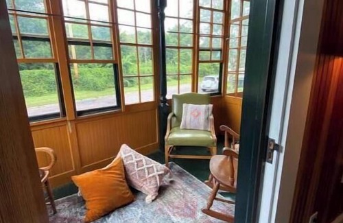 Old North End Apartment | The ART House. Chic, cheerful, Burlington home.nn