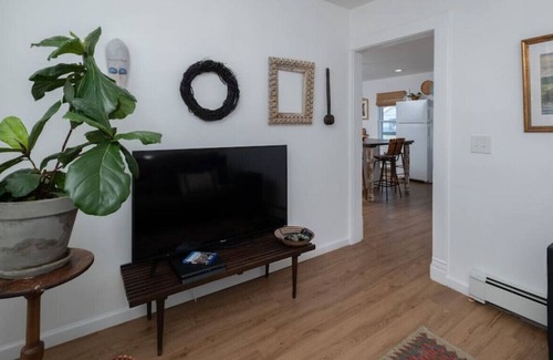 New London Apartment | The Artist Flat - Near Ocean Beach, Mystic + USCGA