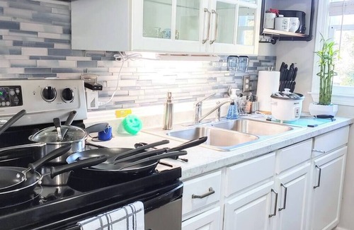 Fair Oaks House | The As Seen on TV- 2Bd Rm Shark Tank TV Actor's suite!