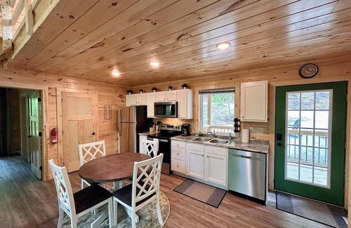 Stanton Cabin | The Ascender | Hot tub | Fire Pit | 1st Floor BRs
