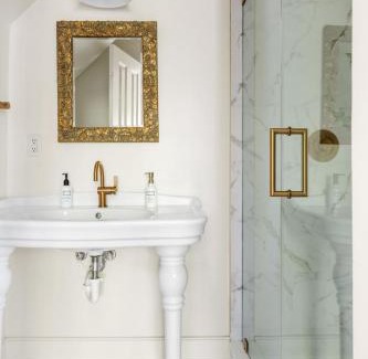 Cannonborough Elliotborough Bed & Breakfast | The Ashley Veranda King Suite includes Breakfast