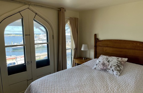 Oak Bluffs Hotel | The Attleboro House
