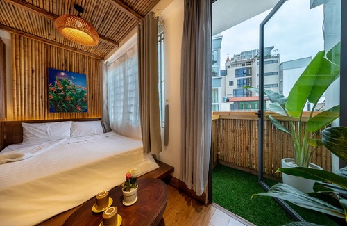 Truc Bach Hotel | The Autumn Homestay-LAKE VIEW room, with balcony, next to the WEST LAKE