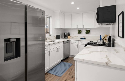Los Angeles House | The Avalon - Modern, Colorful, w/ Private Parking