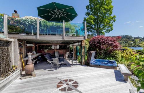 Lake Okareka House | The Bach - Luxury Waterfront Living with Spa Pool