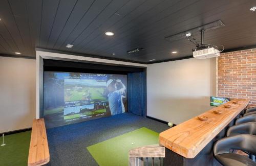 Sevierville House | The Back Nine Retreat by AvantStay Private Golf Sim, Firepit & Mountain Views Near Dollywood