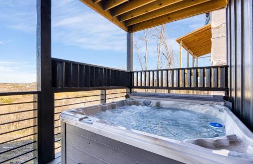 Sevierville House | The Back Nine Retreat by AvantStay Private Golf Sim, Firepit & Mountain Views Near Dollywood