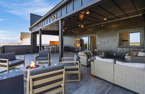 Sevierville House | The Back Nine Retreat by AvantStay Private Golf Sim, Firepit & Mountain Views Near Dollywood