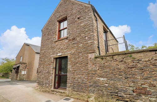 Kirkby Stephen Cottage | THE BAND ROOM, pet friendly, with open fire in Kirkby Stephen