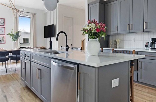 Eighth Avenue House | The Banjo - Huge Rooftop + 1.5 miles to Broadway