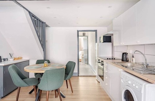 Colchester House | The Barack Nest, Comfy 3BR Home Contractor Friendly Town Central Stay Free Parking + Wi-Fi