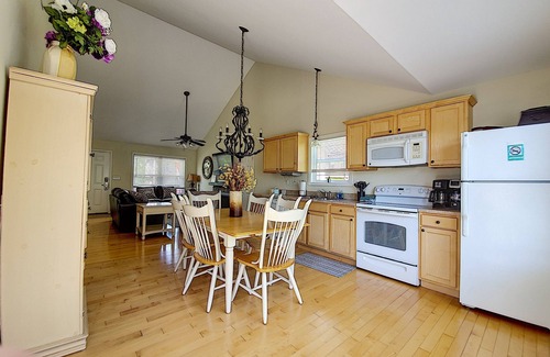 Taylorsville House | The Barefoot Cottage 53. Pet friendly with fee, NEW HOT TUB