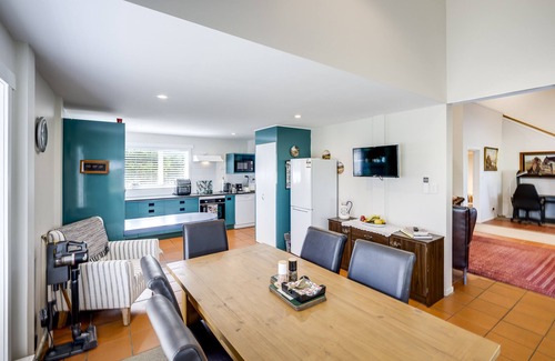 Raukawa House | The Barn At 2111- Hastings Holiday Home