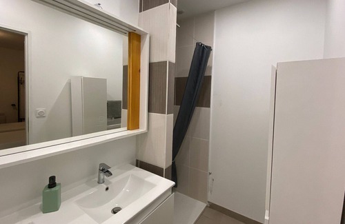 Saubrigues House | The barn of Pintouquet consists of four apartments and a studio.