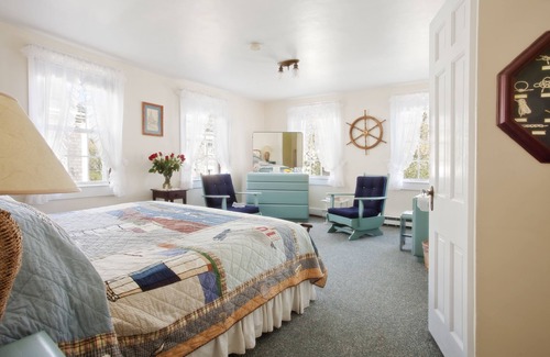 Nantucket Town Bed & Breakfast | The Barnacle Inn