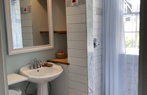 Nantucket Town Bed & Breakfast | The Barnacle Inn