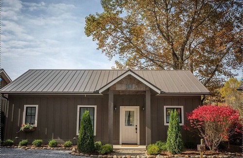 Scaly Mountain Cottage | The Barrel Room Cottage - Mountain Vineyard Getaway
