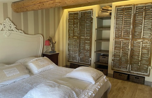 Pierrevert Villa | The bastidon and its private heated swimming pool