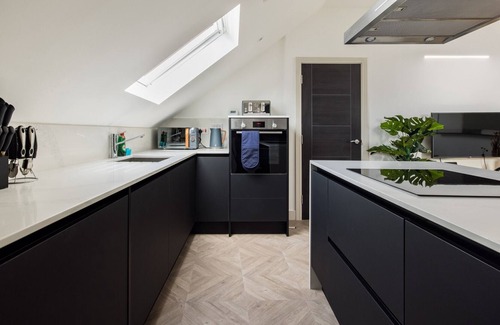 Shaftesbury Apartment | The Battersea Classic - Charming 2BDR Flat with Study Room
