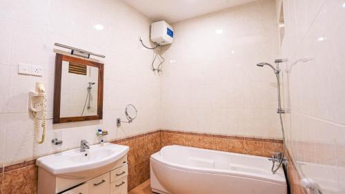 Pottuvil Division 2 Hotel | The Bayberry Hotel&Resort Arugambay