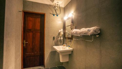 Pottuvil Division 2 Hotel | The Bayberry Hotel&Resort Arugambay