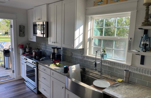 Waveland Cottage | The Baycation Beach House, 10 min. Walk to Waveland Pier.2 blocks to Coleman Ave