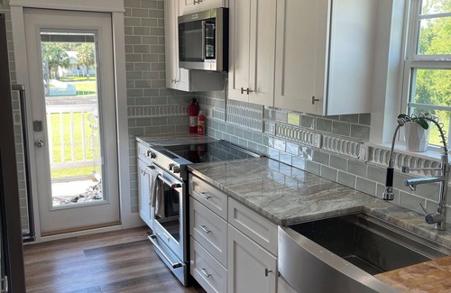 Waveland Cottage | The Baycation Beach House, 10 min. Walk to Waveland Pier.2 blocks to Coleman Ave