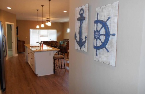 Arnolds Park House | The Bayside V - Awesome 5 BR Bridges Bay Cabin backing to Community Pool!