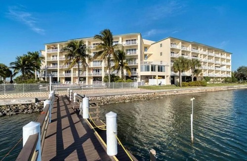 St. Petersburg - Clearwater Apartment | The Bayview a Quaint 1 1 Balcony on the bay