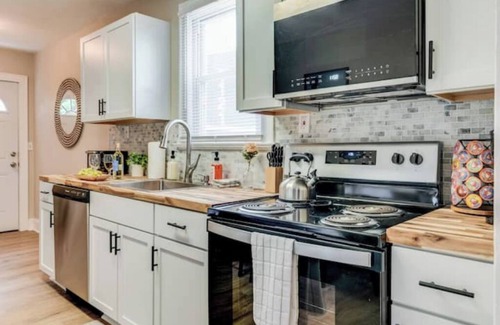 Norfolk - Virginia Beach House | The Bayview Retreat 2BR Walk to the Beach!nn