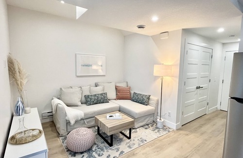 Southwest Calgary House | The Beach House: Minutes To Downtown