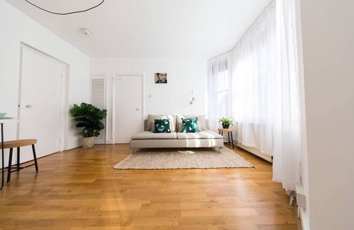 Farringdon Apartment | The Beach Hut in Holborn