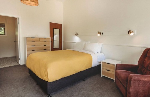 Oakura House | THE BEACH RETREAT SLEEPS 12