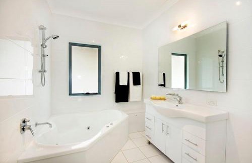 Hawks Nest House | The Beach Townhouse