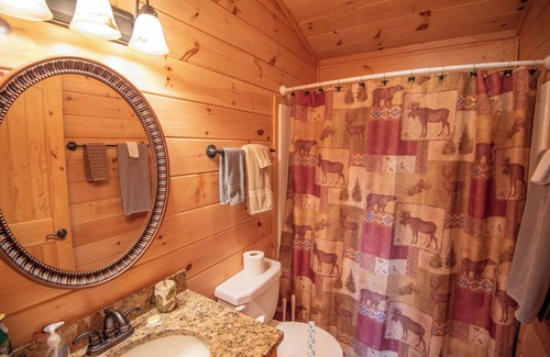 West Jefferson Cabin | The Bear Hideout Log Cabin - Mountain Views - Minutes to West Jefferson - Bumper Pool Table